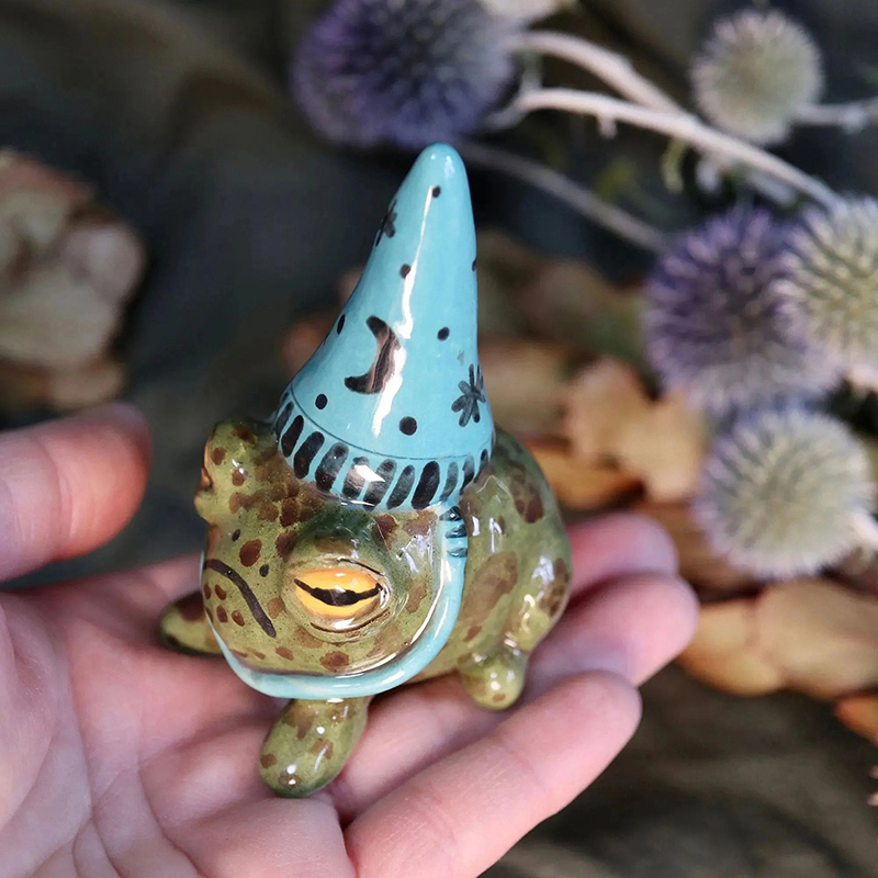 Witch Hat Little Frog Statue R - Outdoor Furniture Arhaus recensione e prezzo